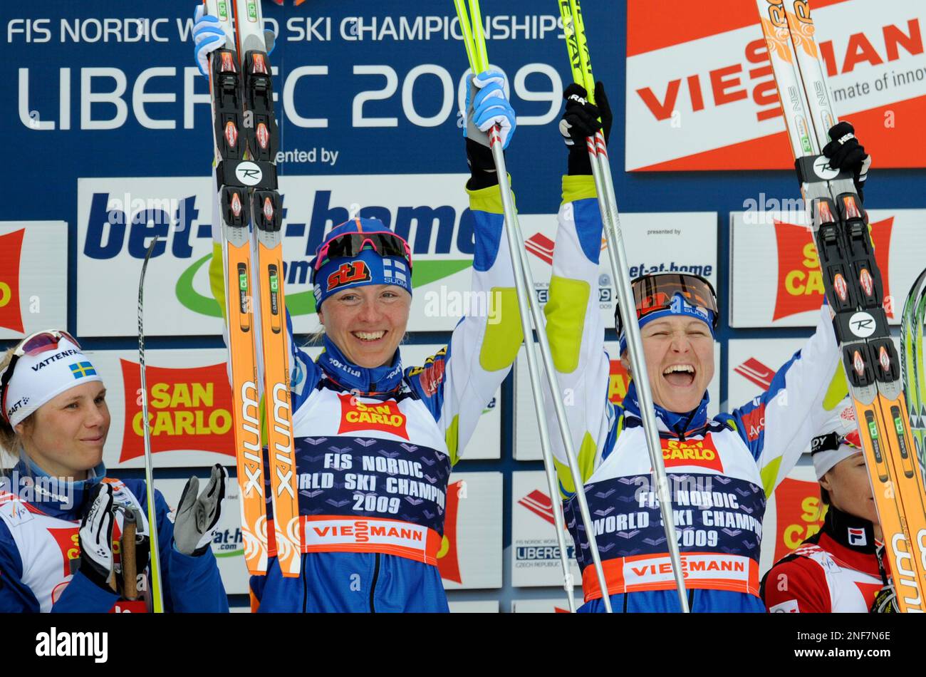 Finland's gold medal winner Virpi Kuitunen and Aino Kaisa Saarinen, right, celebrate during flower ceremony for the Team sprint competition at the Cross Country competitions of the Nordic World Ski Championships in Liberec, Czech Republic, Wednesday, Feb. 25, 2009. (AP Photo/Jens Meyer) Banque D'Images