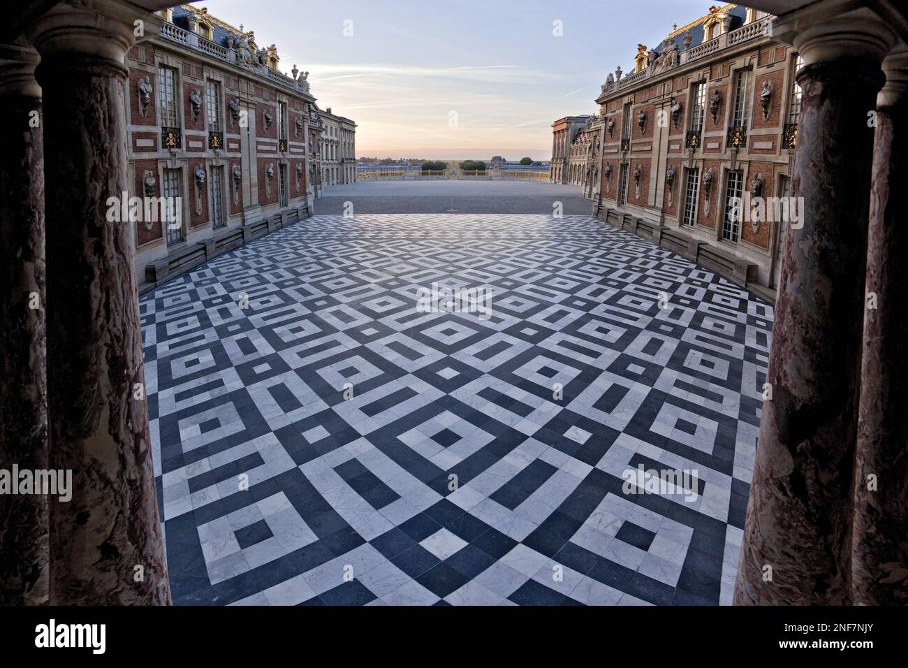 Depuis l'ouest, vue de la cour de Marbre, vitrine des mariages de materiaux et des infinis jeux de couleurs a Versailles. Banque D'Images