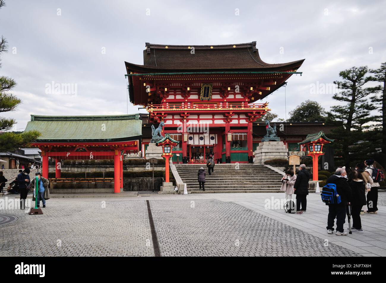 Visteurs à l'entrée du sanctuaire Fushimi Inari à Kyoto, Japon Banque D'Images