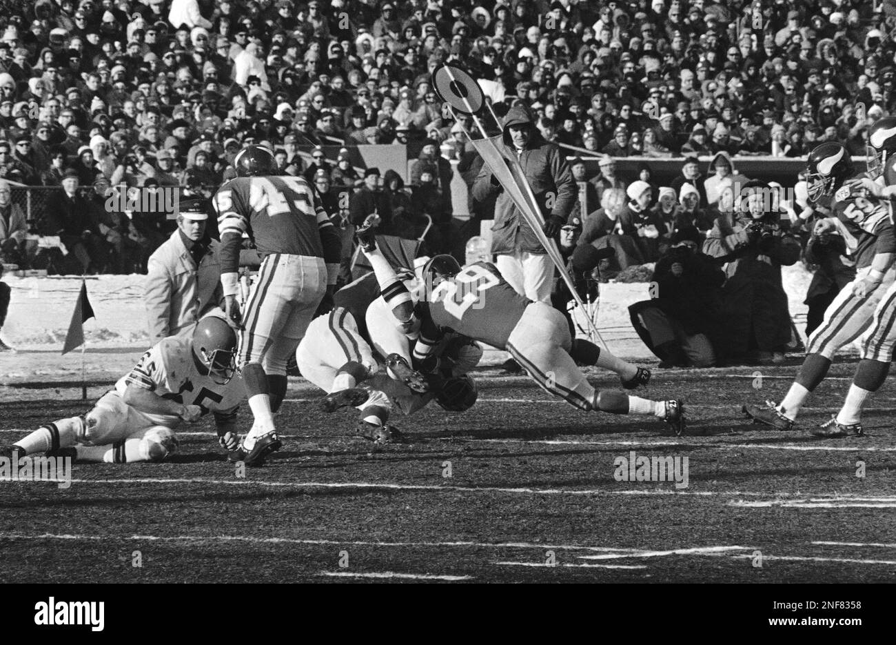 Cleveland Browns running back Leroy Kelly is toppled for no gain by Minnesota Vikings' Wally Hilgenberg, left, and Karl Kassulke (29) in the first half of the National Football League Championship game in Minneapolis, Jan. 4, 1969. (AP Photo) Banque D'Images
