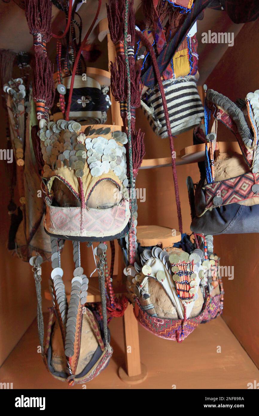 Gesichtsmasken und Tracht der Beduinen aus Südpalestina, hier im Nationalmuseum à Amman, Jordanien / Bédouin costume avec masque facial, du sud Banque D'Images