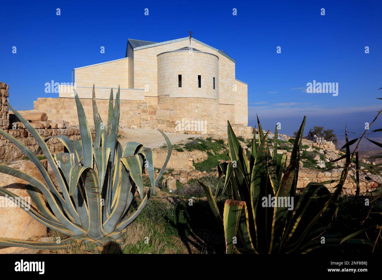 Mose-Memorialkirche auf dem Berg Nebo, byzantinisches Pilgerzentrum auf dem Gipfel des Berg Nebo, Mont Nebo, Abarim Gebirge, Jordanien / Rolling St Banque D'Images