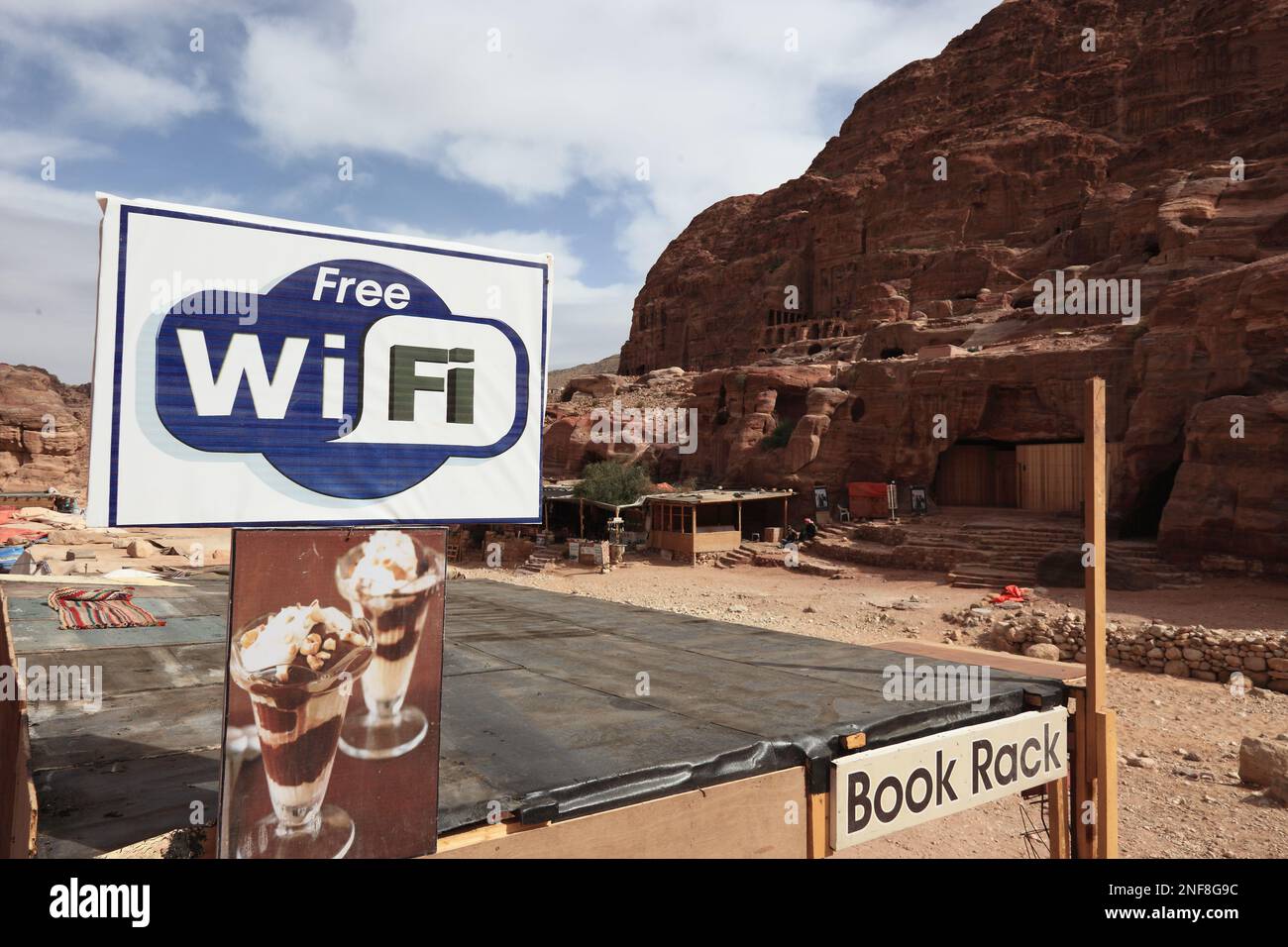 Souvenirstand, snack- und Internetpoint, verlassene Felsenstadt Petra, al-Batra, Hauptstadt des Reiches der Nabatäer, Jordanien, UNESCO-Weltkulturerbe Banque D'Images