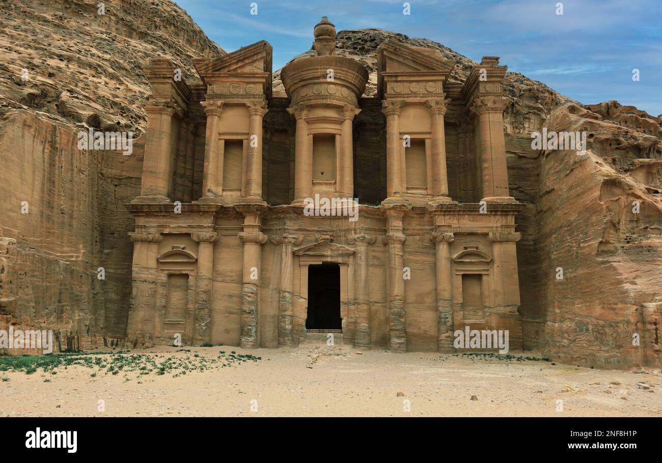 Ad Deir, das Kloster, Felsgebäude aus Stein nahe der antiken jordanischen Stadt Petra, Jordanien / Service du café, ad Deir, ad-Deir, le monastère, Banque D'Images