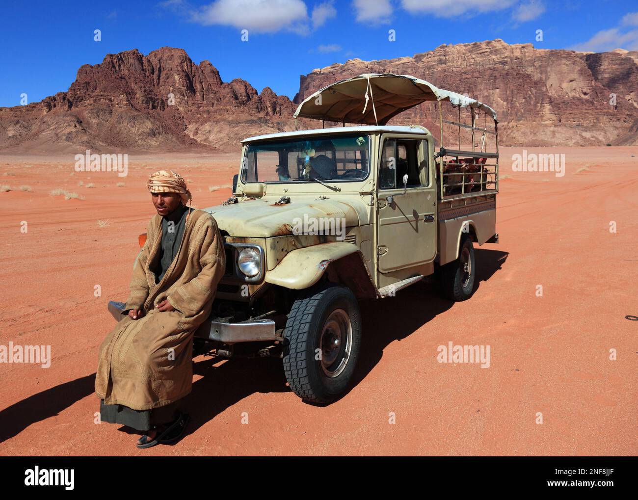 Beduine mit Geländewagen, Wadi Rum, Jordanien / Bédouin avec véhicule de terrain, Wadi Rum, Jordanie Banque D'Images