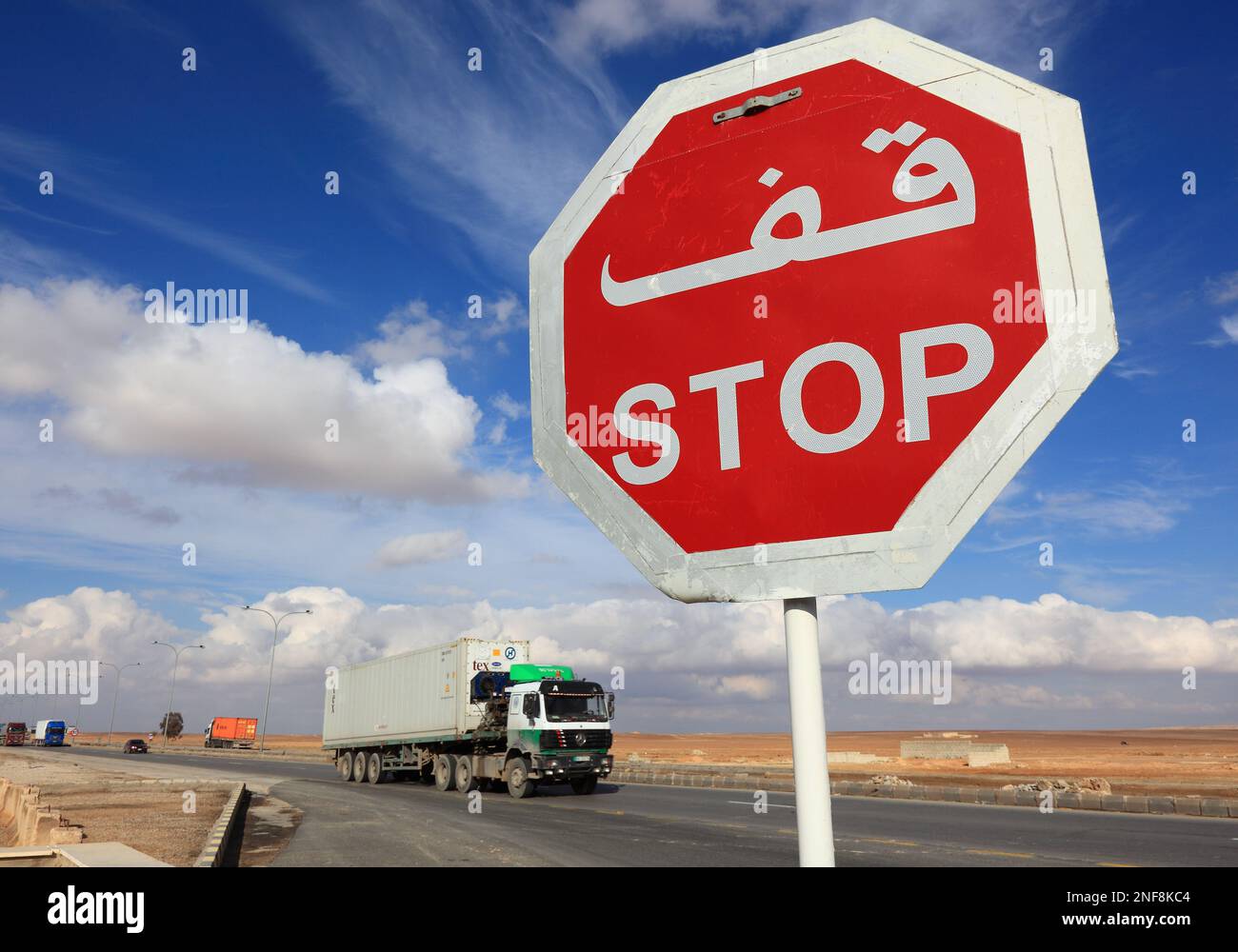 Verkehrszeichen, Stop, Stopschild à arabisch, Jordanien / Stop en arabe, ici en Jordanie Banque D'Images