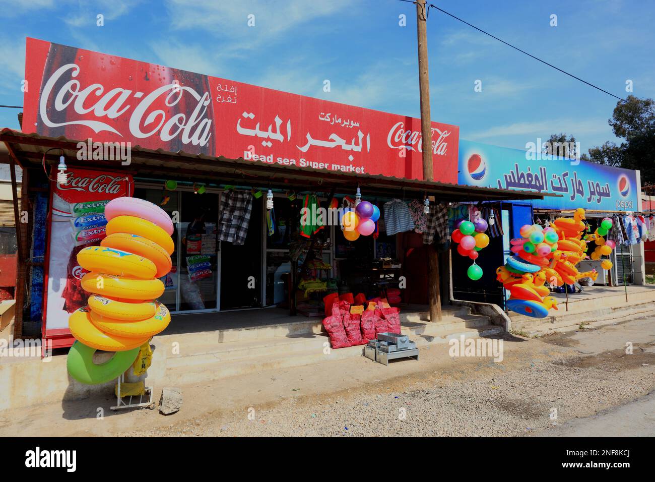 Kiosque und Geschäft für souvenirs und Badeartikel, totes Meer, Jordanien / kiosque et boutique de souvenirs et produits de bain, Mer Morte, Jordanie Banque D'Images