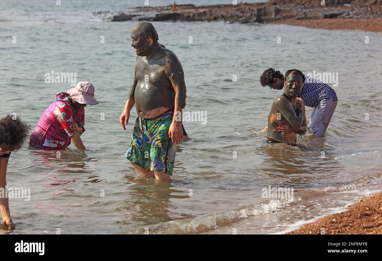 Touristen nutzen Heilschlamm, totes Meer, Jordanien / touristes utilisent la boue médicinale, mer morte, Jordanie Banque D'Images