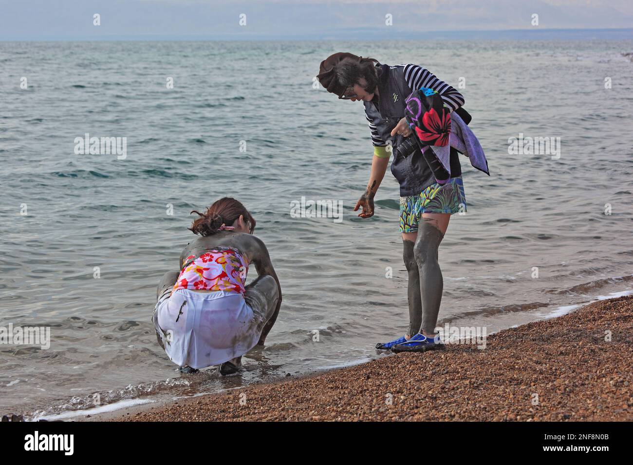 Touristen nutzen Heilschlamm, totes Meer, Jordanien / touristes utilisent la boue médicinale, mer morte, Jordanie Banque D'Images