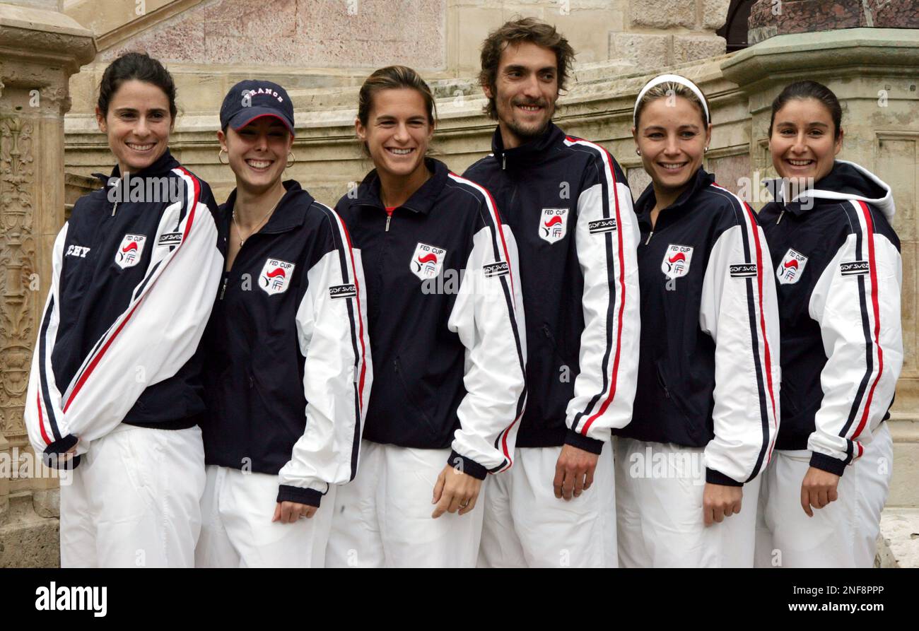 The members of the French team that will play the first round of the Fed Cup tennis match against Italy this weekend in Orleans, central France, Friday Feb. 6, 2009, prior to the draw. From left: Nathalie Dechy, Alize Cornet, Amelie Mauresmo, French team coach Nicolas Esccude, Severine Bremond and Stephanie Cohen-Aloro. (AP Photo/Remy de la Mauviniere) Banque D'Images