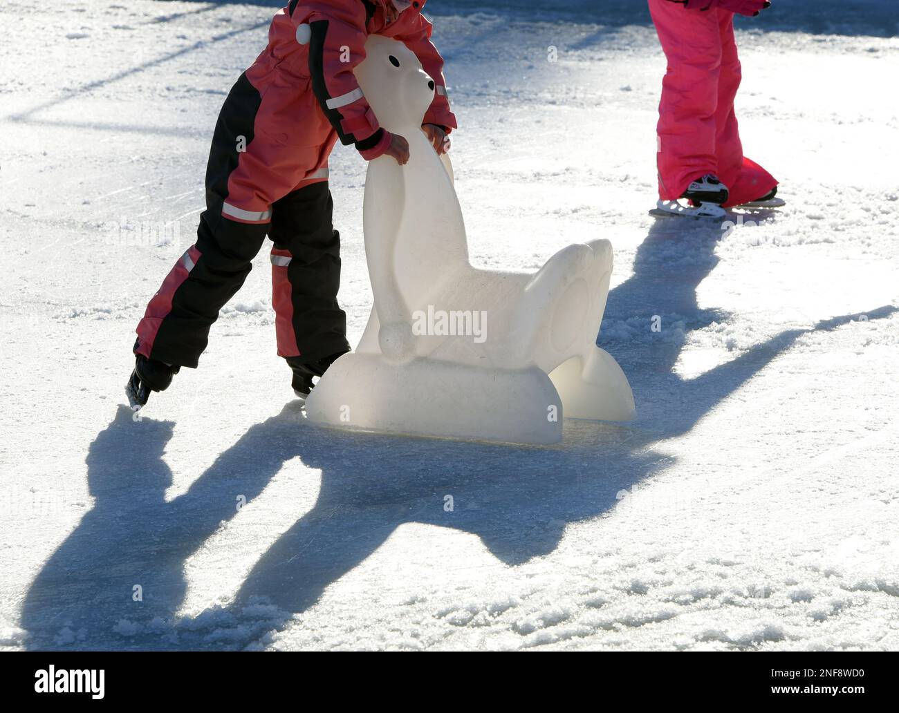 Oberwiesenthal, Allemagne. 14th févr. 2023. Au pied du Fichtelberg, la plus grande station de ski alpin de Saxe, un enfant prend une chaise en plastique sur une plaque de glace. Credit: Waltraud Grubitzsch/dpa/Alay Live News Banque D'Images