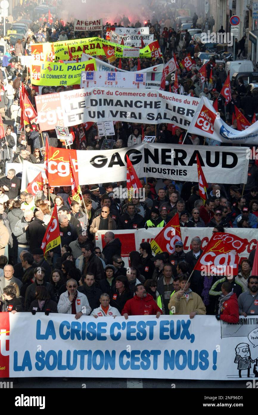 Several thousand French workers demonstrate during a protest march in Marseille, France, Thursday, Jan. 29, 2009. French workers fearful about the global economic crisis held a nationwide strike Thursday, shutting down train and subway lines, reducing staff at hospitals and leaving millions of schoolchildren without teachers. The banner in foreground reads: "They are the crisis, we are the solution." (AP Photo/Claude Paris) Banque D'Images