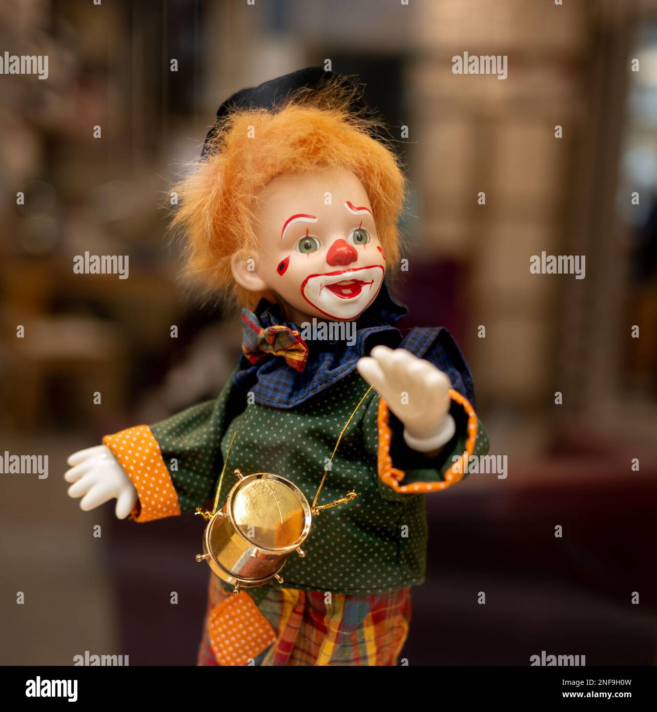 Une poupée de clown très colorée avec des cheveux orange et un nez rouge Banque D'Images