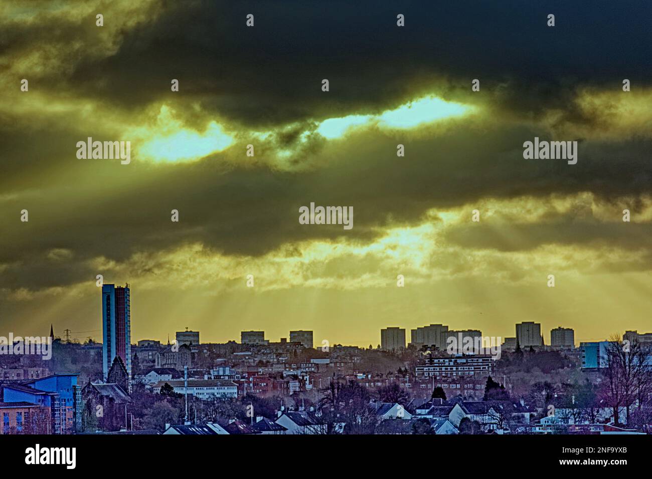 Glasgow, Écosse, Royaume-Uni 17th février 2023. Météo au Royaume-Uni : un jour venteux comme la tempête Otto apparaît au-dessus du centre-ville. Crédit Gerard Ferry/Alay Live News Banque D'Images