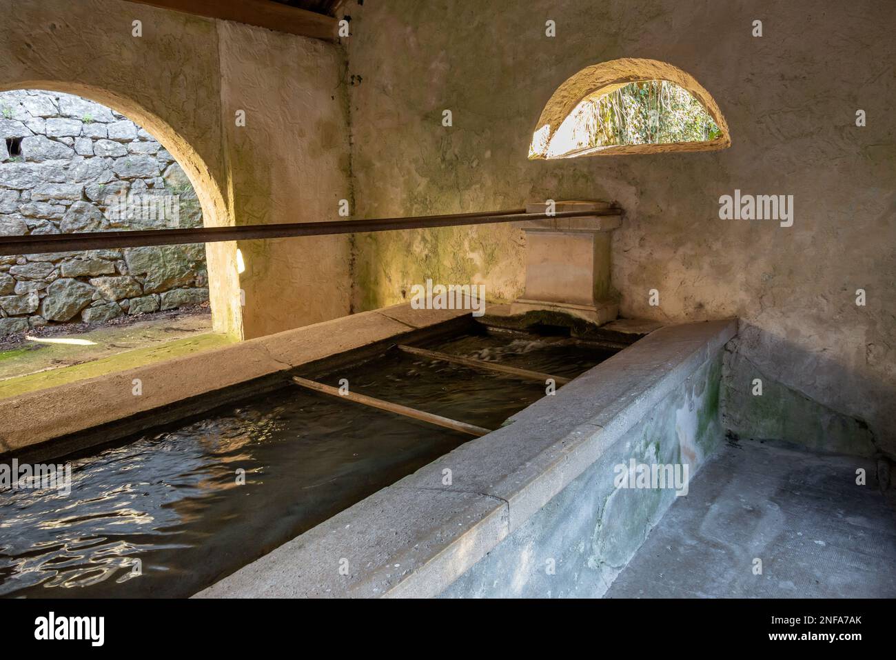 Vue sur le lavoir de la petite ville de Mazaugues dans le département du Var, situé à l'extrémité est du massif de Sainte-Baume, dans la Provence reg Banque D'Images