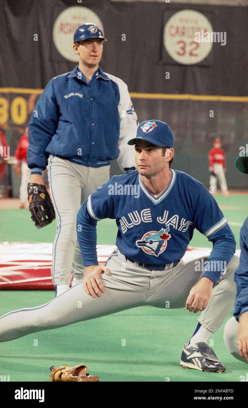 Toronto Blue Jays Paul Molitor stretches as first baseman John Olerub works out behind him during workouts before Game 3 of the World Series at Veterans Stadium, Tuesday, Oct. 19, 1993, Philadelphia, Pa. Molitor is expected to replace the AL batting champion Olerud at first base for Game 3. (AP Photo/Doug Mills) Banque D'Images