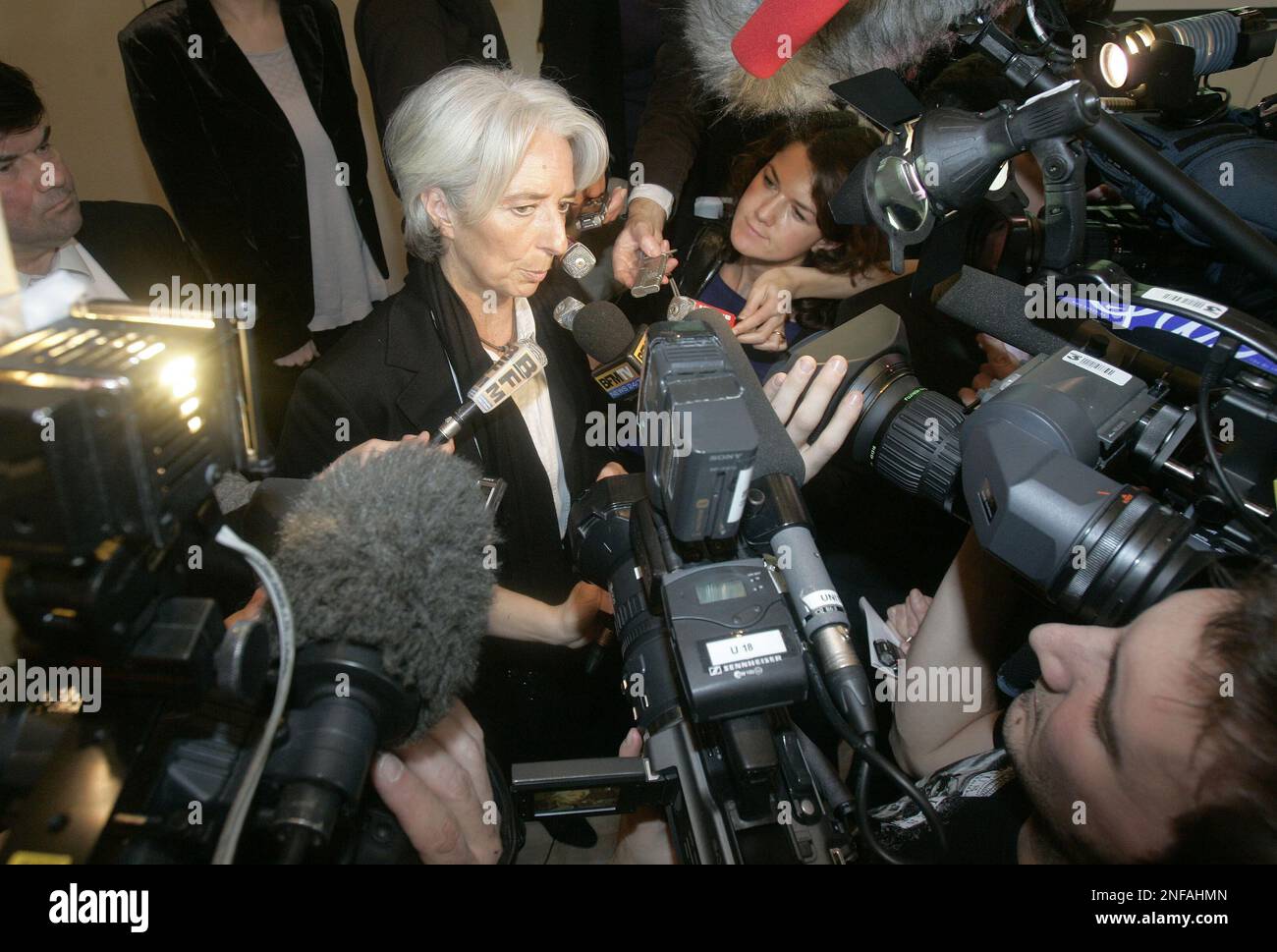 French Finance Minister Christine Lagarde, speaks to reporters after a press conference at the economy ministry in Paris, Friday, Dec. 19, 2009. France will follow Germany, the U.S. and Japan into recession by early next year as rising unemployment and the fallout of the financial crisis prove too much for the eurozone's second largest economy, the national statistics agency predicted Friday. (AP Photo/Michel Euler) Banque D'Images