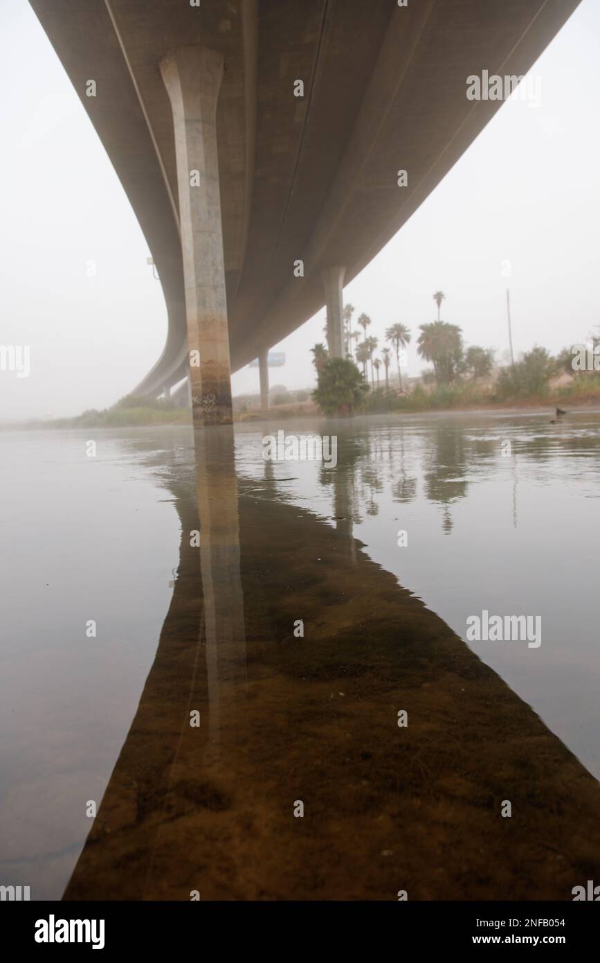 Pont du fleuve Colorado à Yuma Az dans le brouillard Banque D'Images