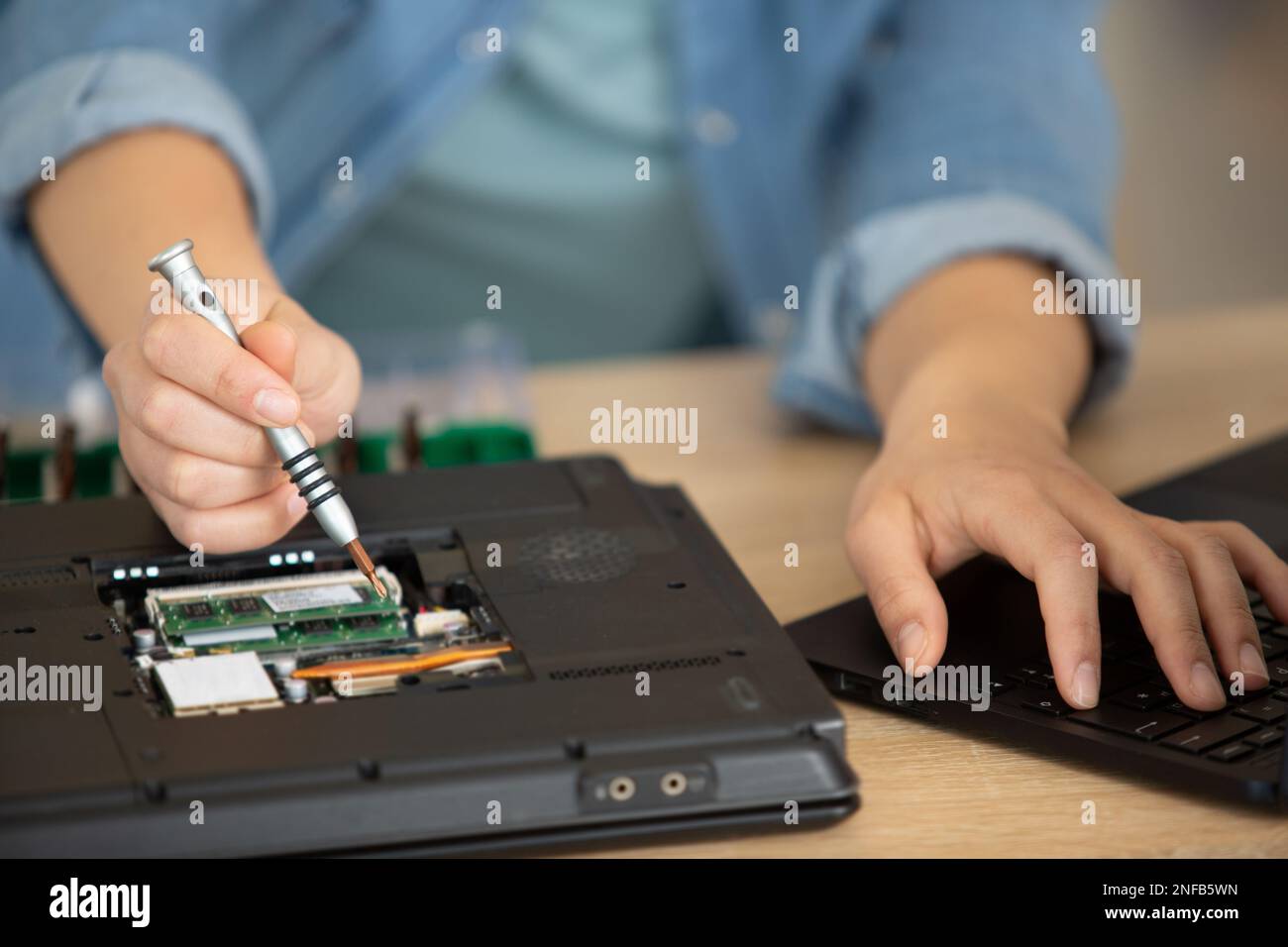 Fixation de la carte mère d'ordinateur cassé ingénieur Banque D'Images
