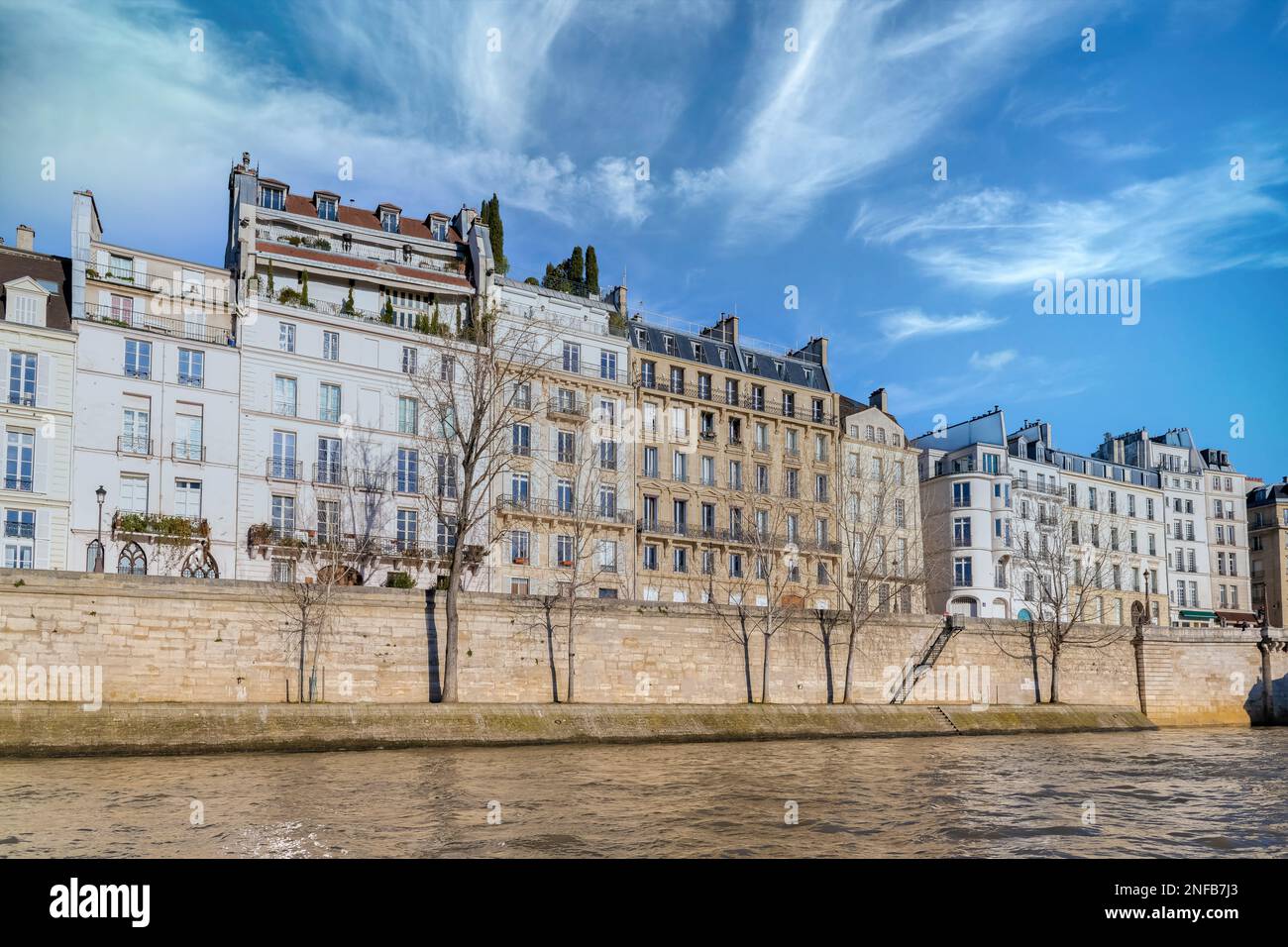 Paris, beaux bâtiments sur l'ile Saint-Louis, vue sur la Seine Banque D'Images