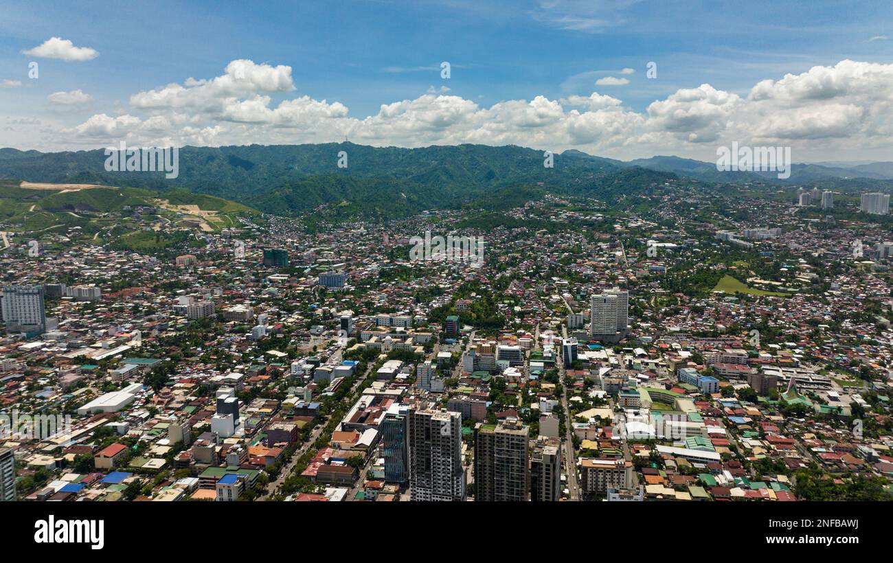 Drone aérien de bâtiments et de gratte-ciel dans la ville de Cebu. Paysage urbain aux Philippines. Banque D'Images