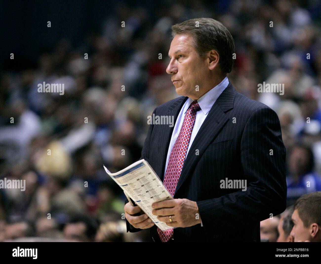 Michigan State's Tom Izzo watches as his team played in the first half of a NCAA college basketball game against IPFW in Fort Wayne, Ind., Wednesday, Nov. 19, 2008. Michigan State defeated IPFW 70-59. (AP Photo/Michael Conroy) Banque D'Images
