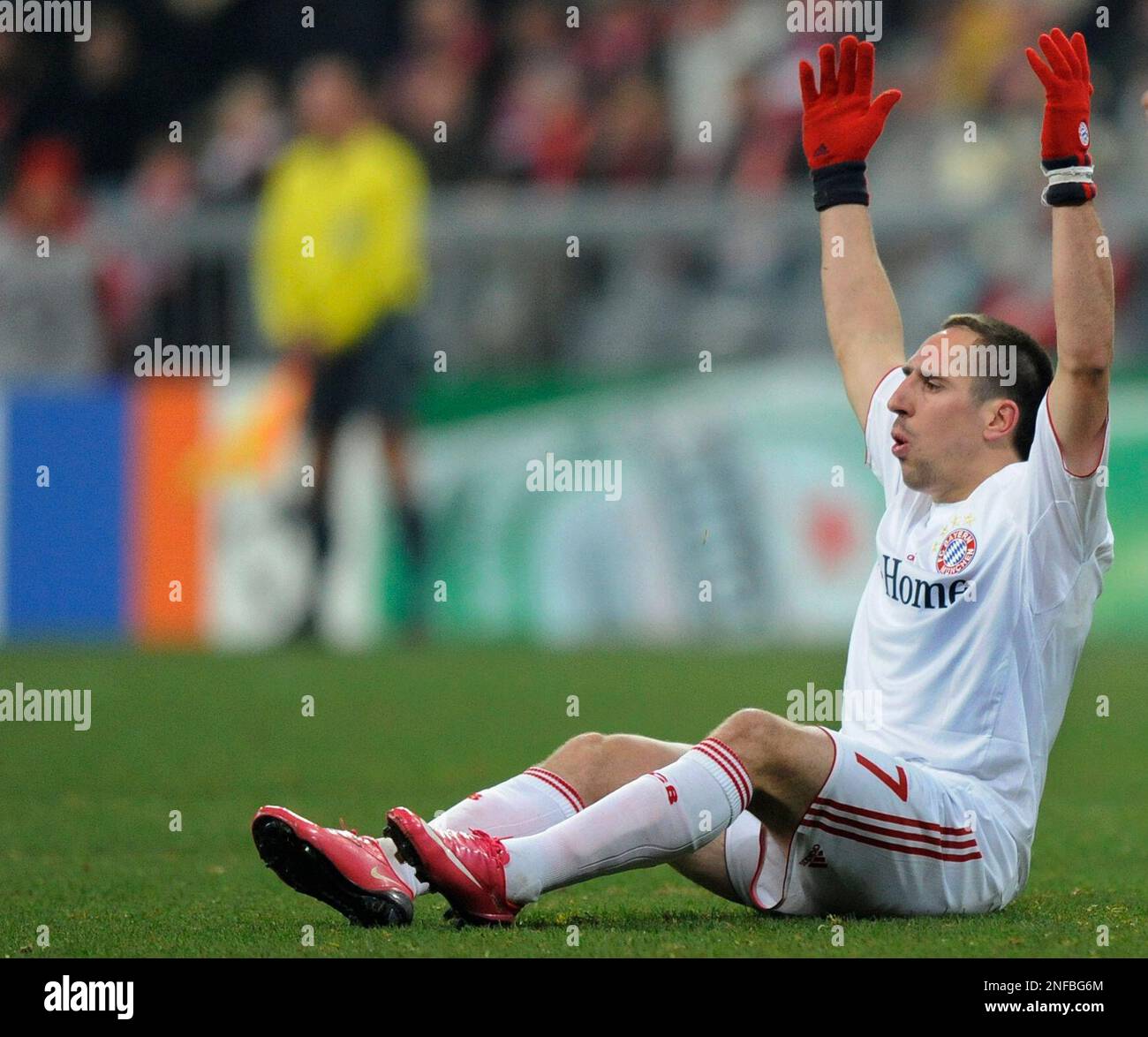Munich player Franck Ribery reacts during the UEFA Champions League group F match between Bayern Munich and FC Steaua Bucharest in Munich, southern Germany, on Tuesday, Nov. 25, 2008. (AP Photo/Christof Stache) Banque D'Images