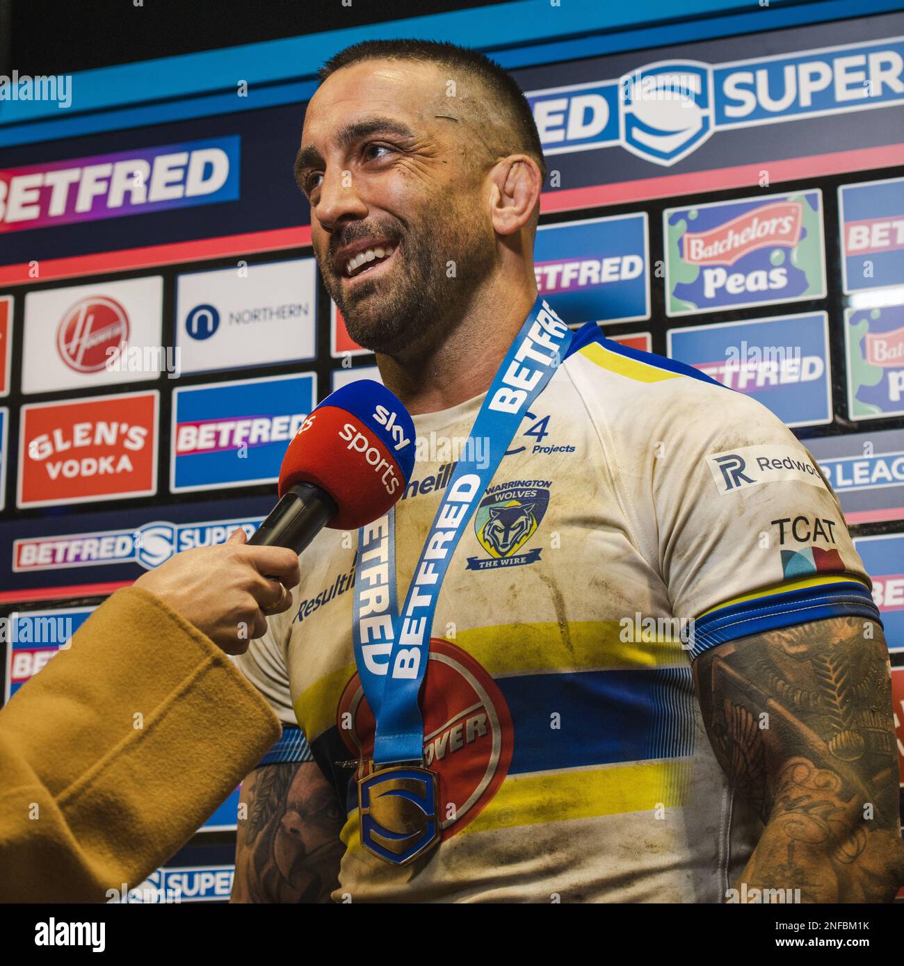 Paul Vaughan reçoit le Super League Man of the Match sur Warrington Wolves, qui fait ses débuts contre Leeds Rhinos Banque D'Images