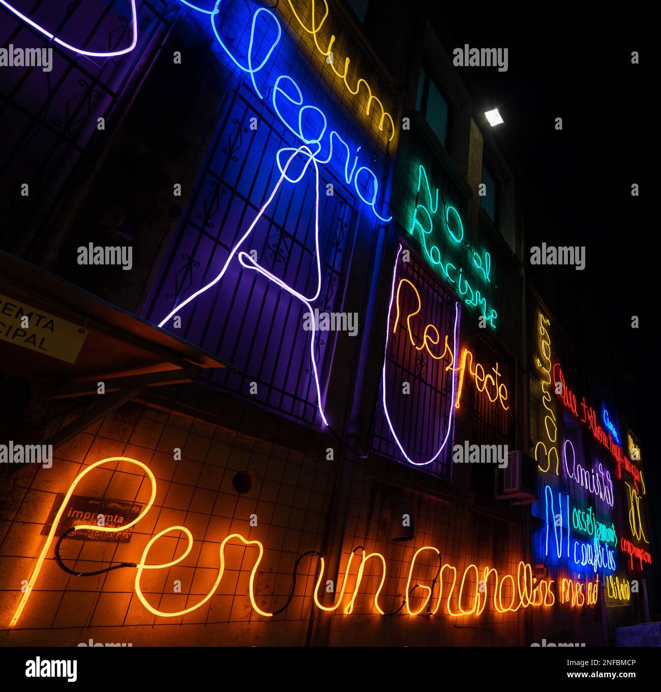 Lettres et mots illuminés faits de néons et de LED de nombreuses couleurs avec des mots dans la langue catalane avec des concepts évocateurs d'espoir avec un Banque D'Images