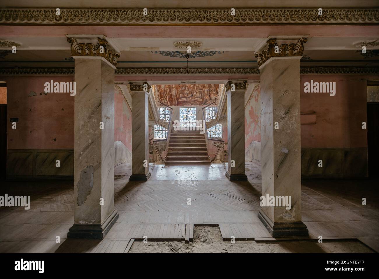 Intérieur d'un ancien manoir ou théâtre abandonné. Banque D'Images