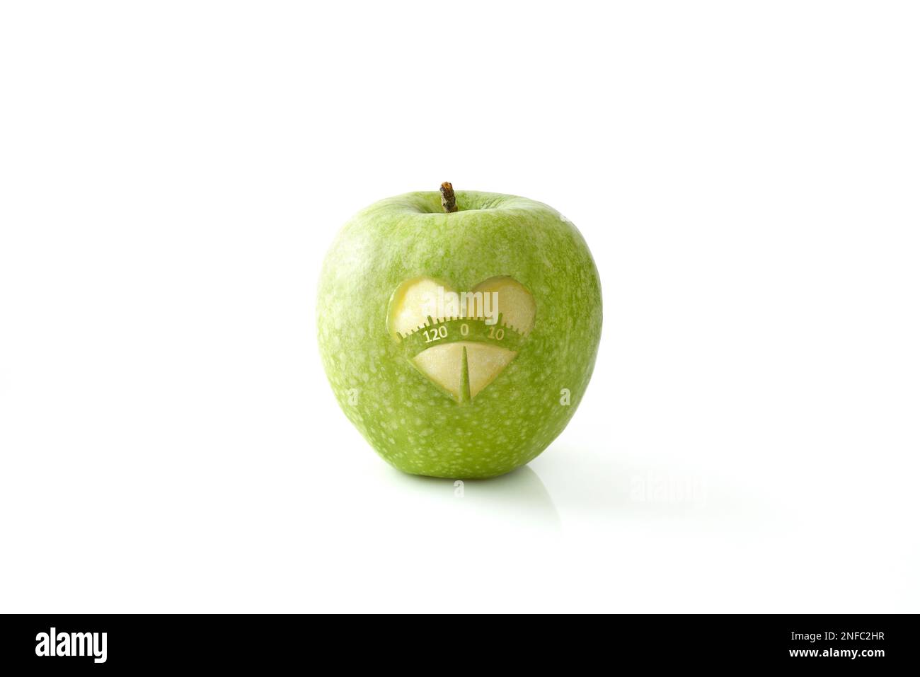 Pomme avec un coeur mangé au centre simulant une échelle avec numérotation et une aiguille faite avec la peau sur une table blanche et un backgro blanc isolé Banque D'Images