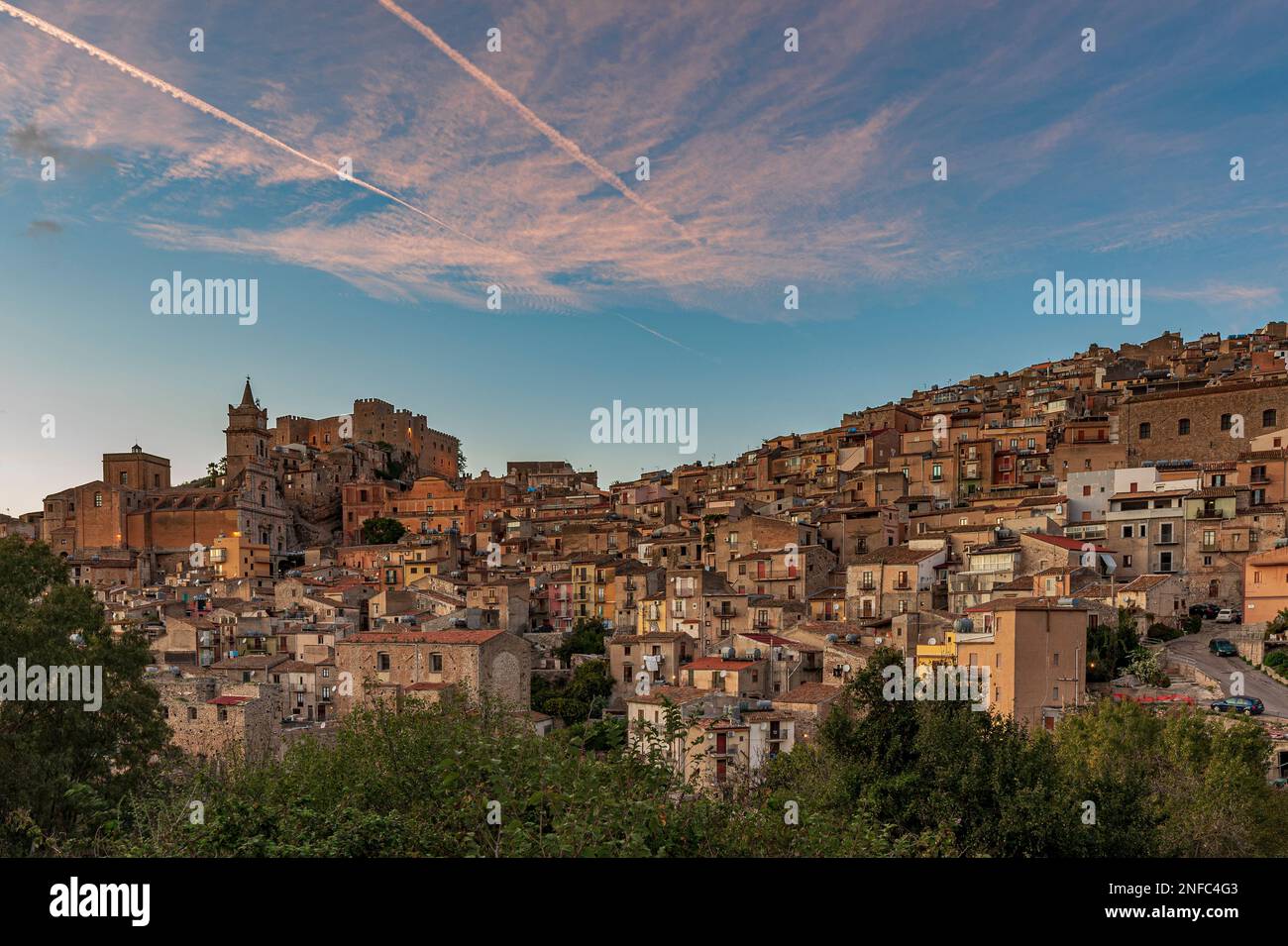 Le village médiéval de Caccamo au crépuscule, Sicile Banque D'Images