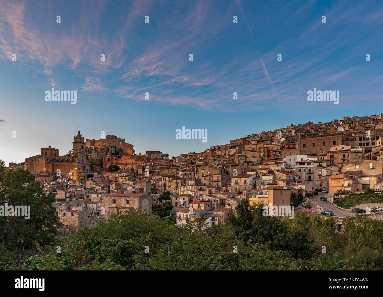 Le village médiéval de Caccamo au crépuscule, Sicile Banque D'Images