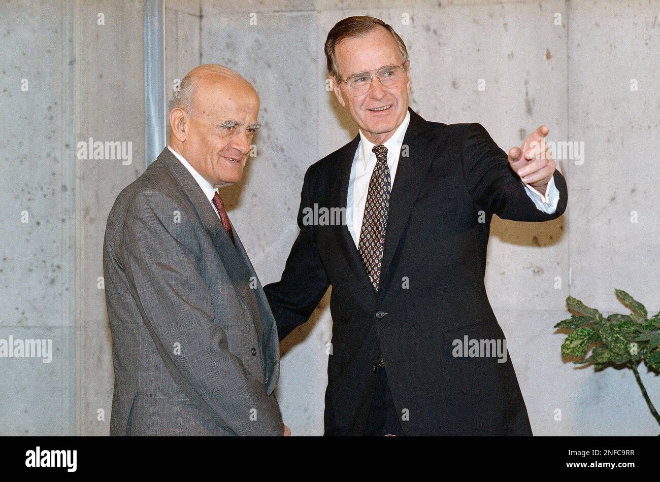 U.S. President George H. Bush points as he greets Dr. Haider Abdul-Shafi, leader of the Palestian delegation, at the U.S. embassy before the start of the historic Mideast Peace Conference which opened later at Royal Palace in Madrid, Oct. 30, 1991. (AP Photo/Marcy Nighwander) Banque D'Images