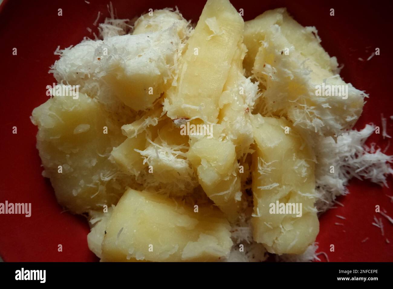 La patate douce bouillie, est Une cuisine indonésienne typique, qui est servie dans Un bol rouge, dans le village d'Air Tanak pendant la journée Banque D'Images