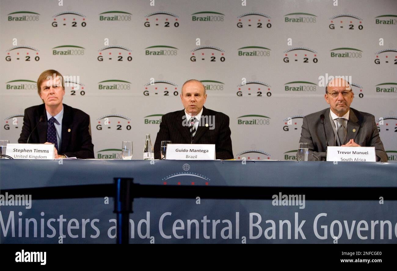 United Kingdom's Financial Secretary to the Treasury Stephen Timms, left, Brazil's Finance Minister Guido Mantega, center, and South Africa's Finance Minister Trevor Andrew Manuel, attend a news conference at the G-20 Finance Ministers and Central Bank Governors meeting in Sao Paulo, Sunday, Nov. 9, 2008. (AP Photo/Andre Penner) Banque D'Images