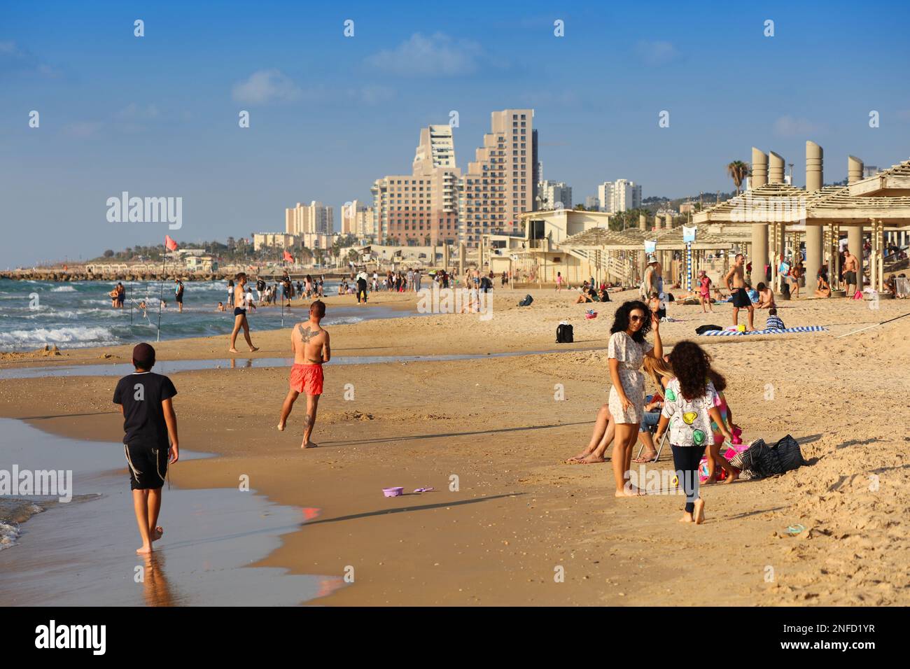 HAIFA, ISRAËL 1 NOVEMBRE 2022 les gens visitent la plage de sable