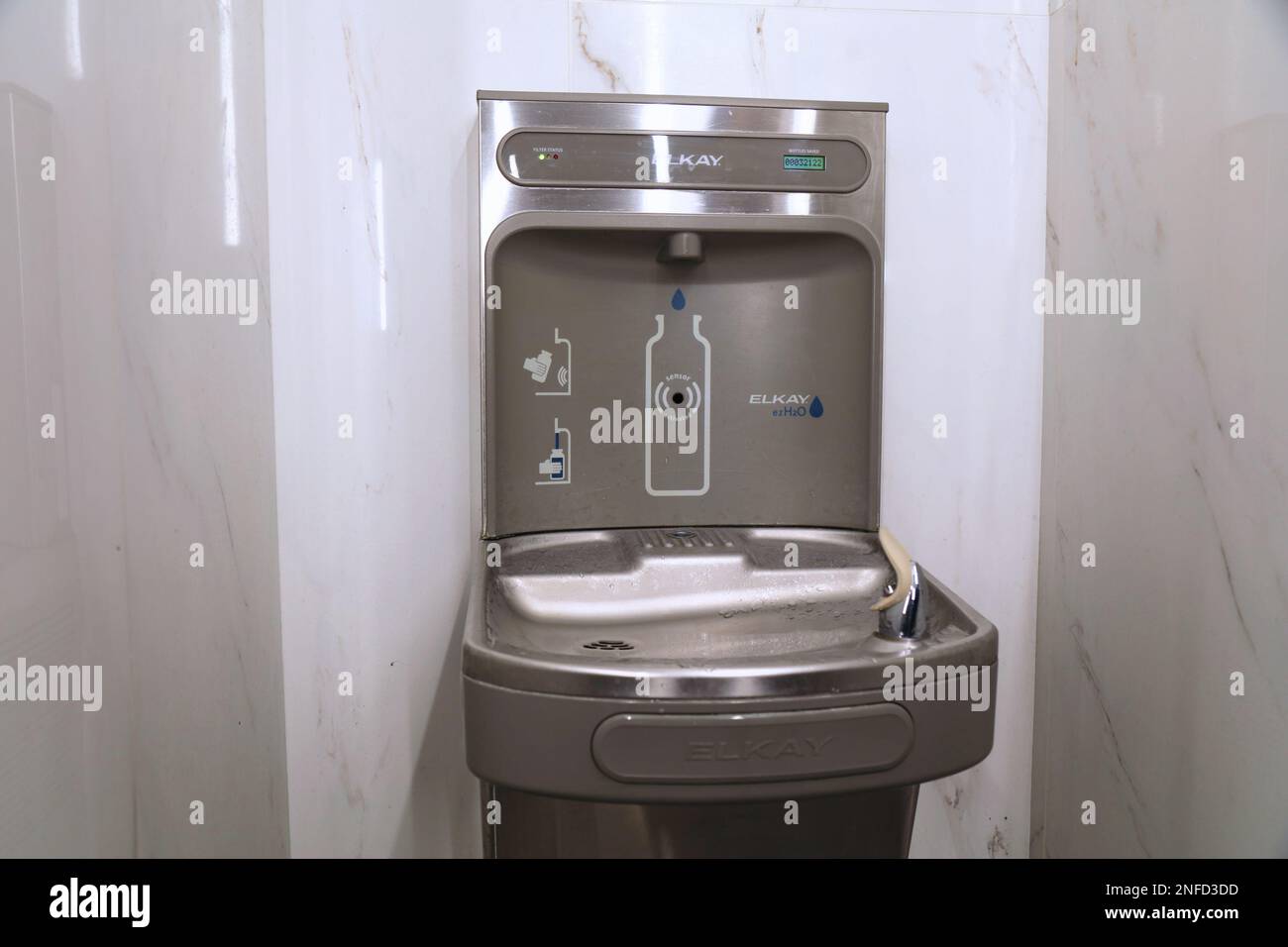 TEL AVIV, ISRAËL - 27 OCTOBRE 2022 : station de remplissage de bouteilles d'eau publique gratuite à l'aéroport Ben Gurion de tel Aviv. Banque D'Images