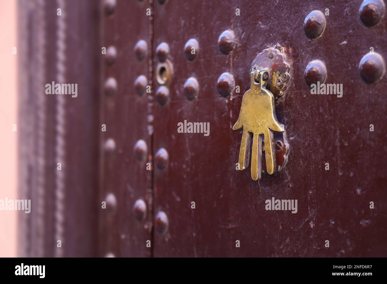 Hamsa, main de Fatima porte knock. Architecture marocaine traditionnelle à Marrakech, Maroc. Banque D'Images