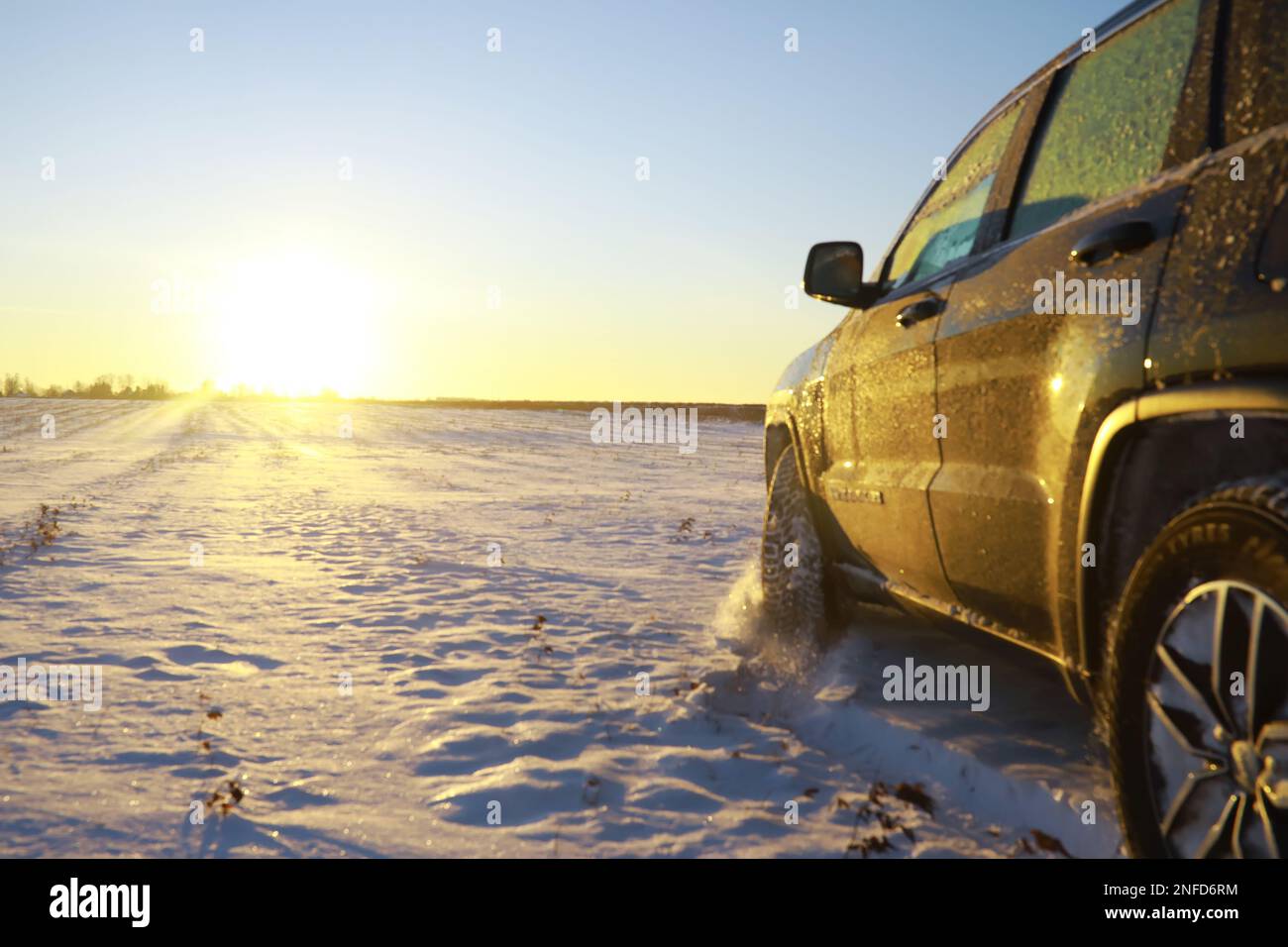 Voiture dans le champ hiver.Déneigement d'hiver hors route.Sport extrême,  divertissement Photo Stock - Alamy