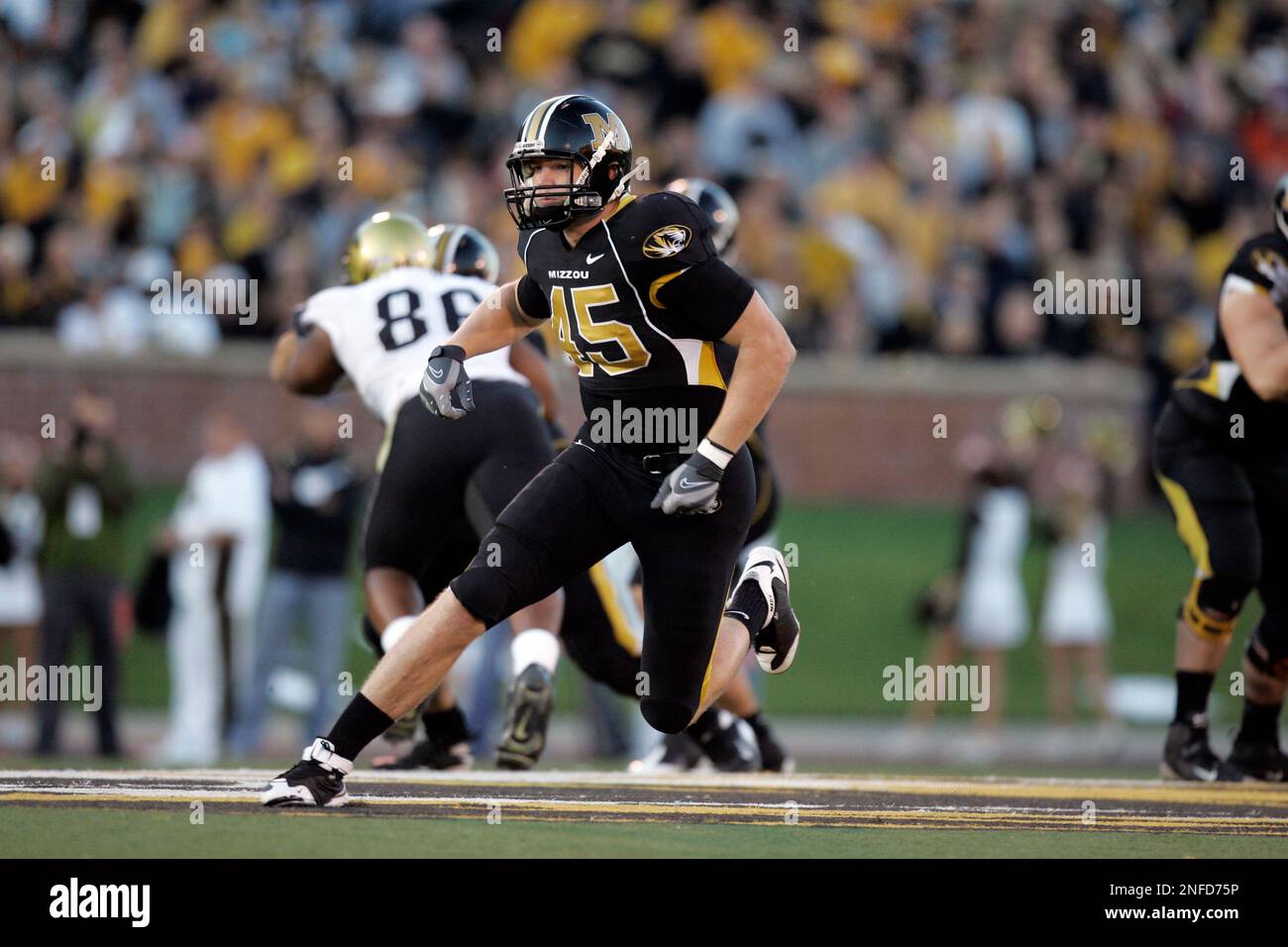 Missouri tight end Chase Coffman runs during the first quarter of an NCAA college football game against Colorado Saturday, Oct. 25, 2008, in Columbia, Mo. (AP Photo/Jeff Roberson) Banque D'Images