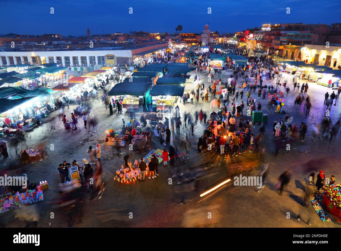 MARRAKECH, MAROC - 20 FÉVRIER 2022 : visite du marché de la place Jemaa el-Fnaa de Marrakech, Maroc. La place est classée au titre de UNESCO Masterpiec Banque D'Images