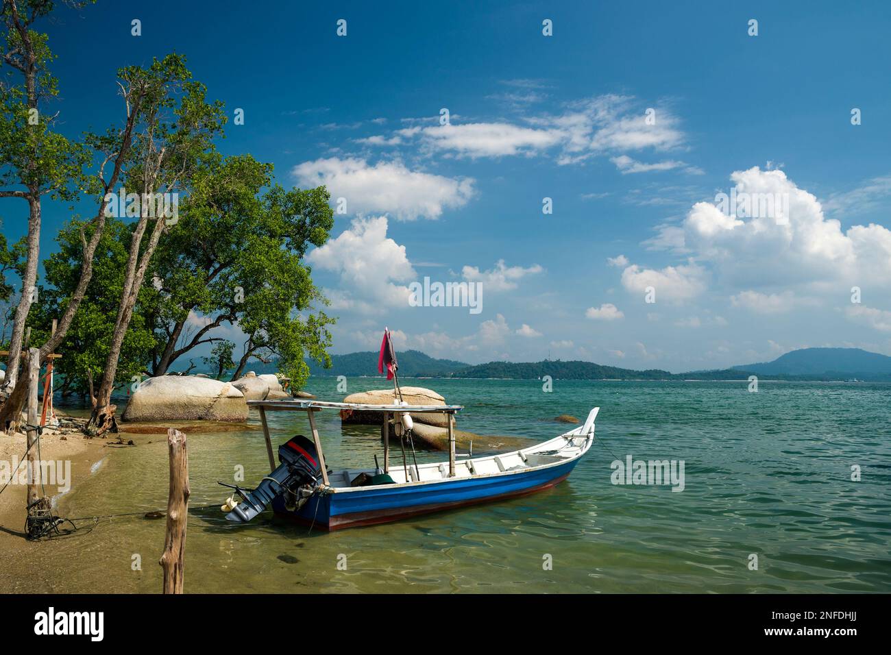 Bateau de pêche sur une petite plage à Sungai Pinang Kecil, Pangkor, Perak, Malaisie Banque D'Images