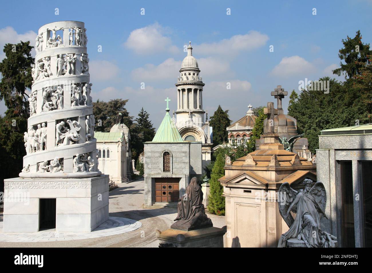 MILAN, ITALIE - 6 OCTOBRE 2010 : Cimitero Monumentale à Milan, Italie. Le cimetière monumental conçu par l'architecte Carlo Maciachini est célèbre pour Banque D'Images