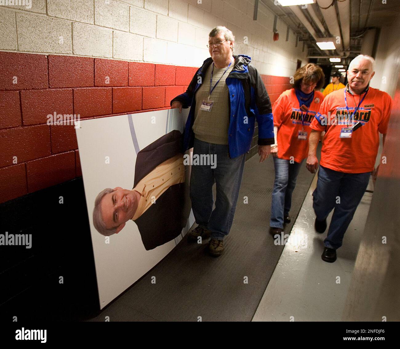 Gary Allen, a delegate supporting Robert MacLeod, carries a poster of MacLeod from the leadership convention of the New Brunswick Progressive Conservative party in Fredericton on Saturday, Oct. 18, 2008. David Alward defeated MacLeod to win the leadership. (AP Photo/The Canadian Press, Andrew Vaughan) Banque D'Images