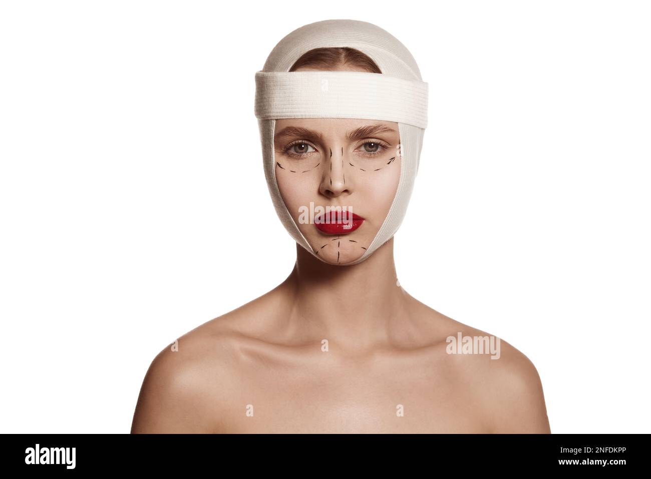 Visage de femme bandé avec des bandages médicaux émotions humaines. Faire la beauté, modifier le visage pour faire la correction chirurgicale, chirurgie plastique. correction de Banque D'Images