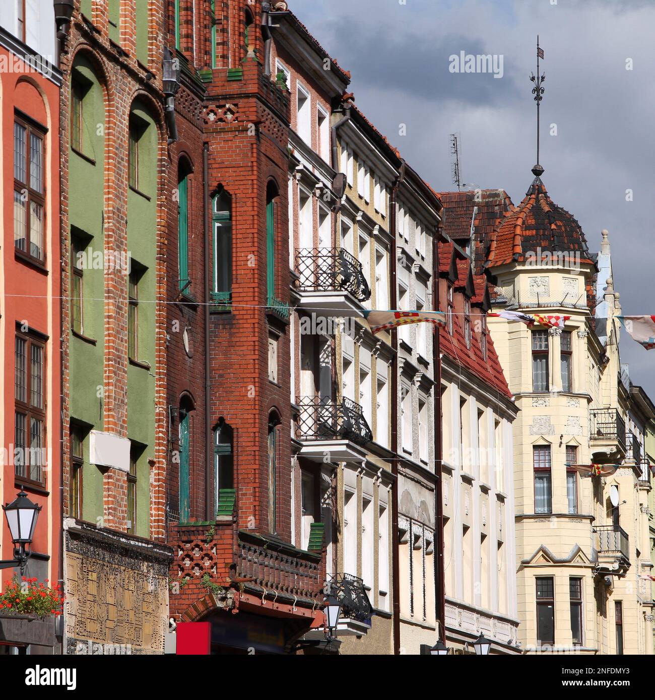 Pologne - Torun, ville divisée par la Vistule entre les régions de Pomerania et de Kuyavia. Les tenements de la vieille ville. Composition carrée. Banque D'Images