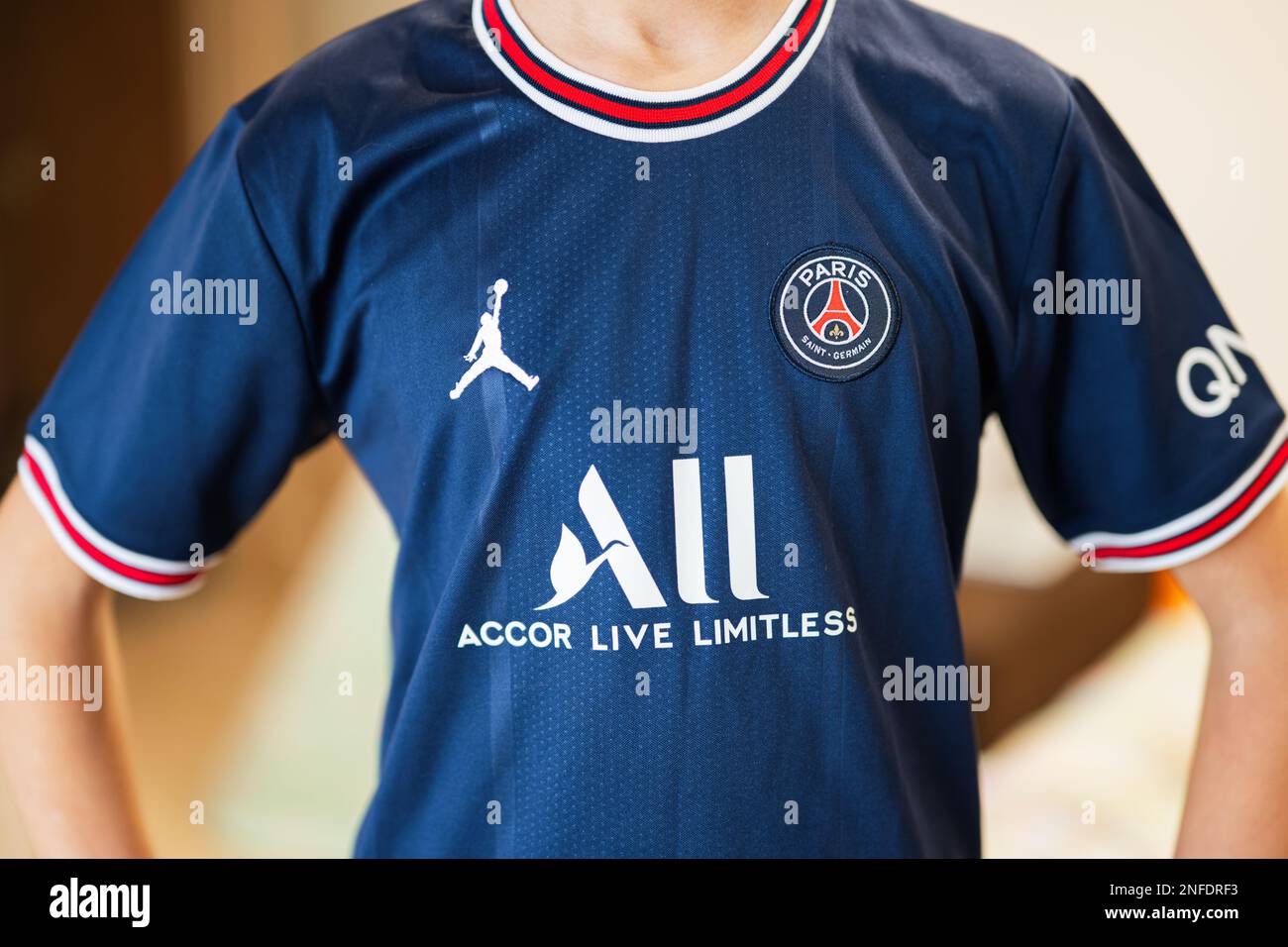 Ternopil, Ukraine - février 2023 : vêtements pour garçons de l'uniforme du club de football PSG Paris Saint Germain. Banque D'Images