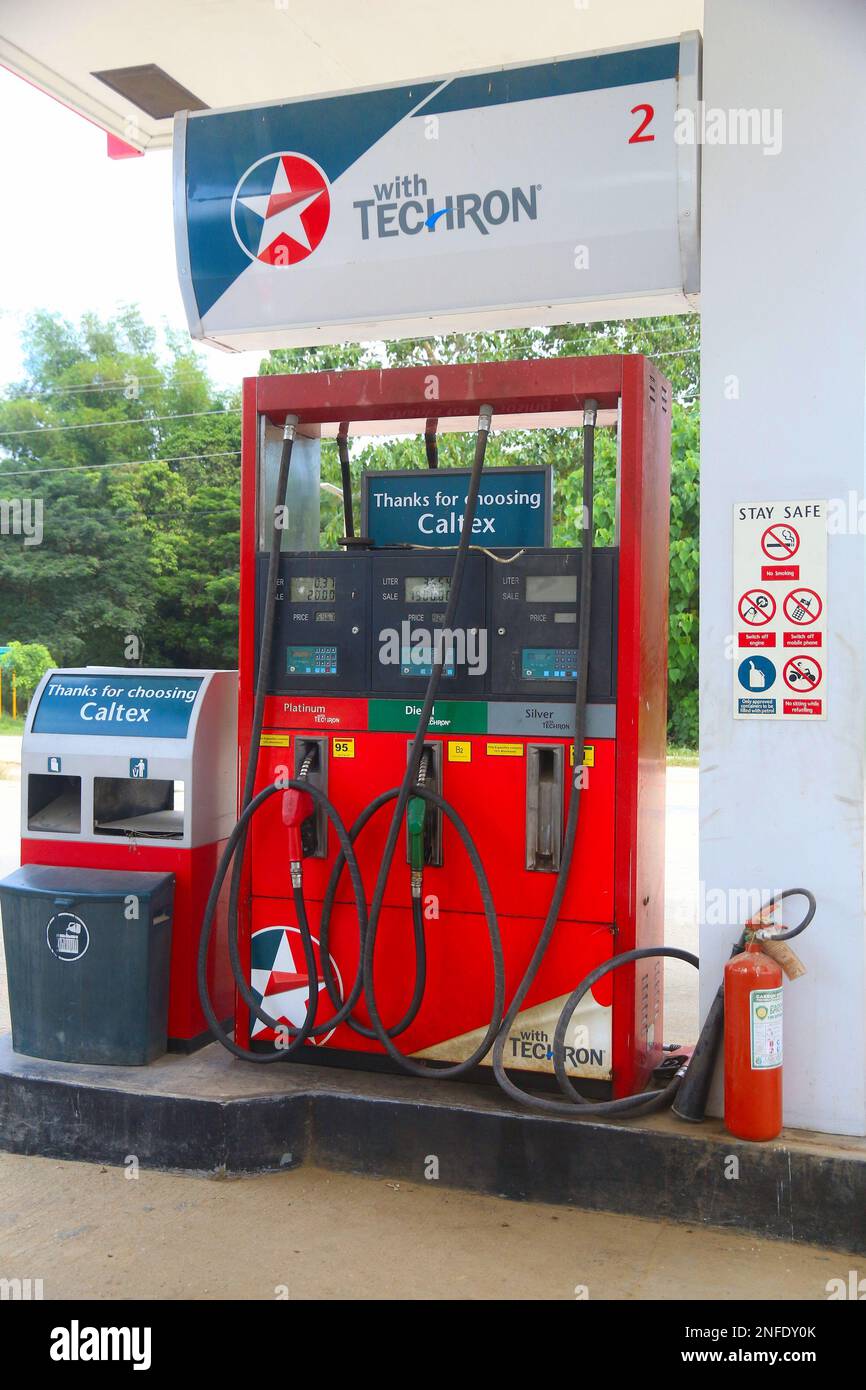 PALAWAN, PHILIPPINES - 30 NOVEMBRE 2017 : pompes à gaz à la station de Caltex à Palawan, Philippines. Caltex est une marque de Chevron Corporation. Banque D'Images