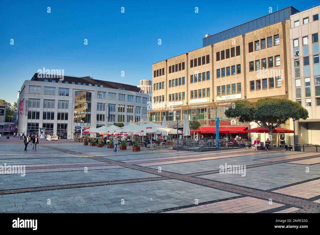 ESSEN, ALLEMAGNE - 20 SEPTEMBRE 2020: Les gens visitent la place de la ville de Kennedyplatz à Essen, Allemagne. Essen est la 9e plus grande ville d'Allemagne. Banque D'Images